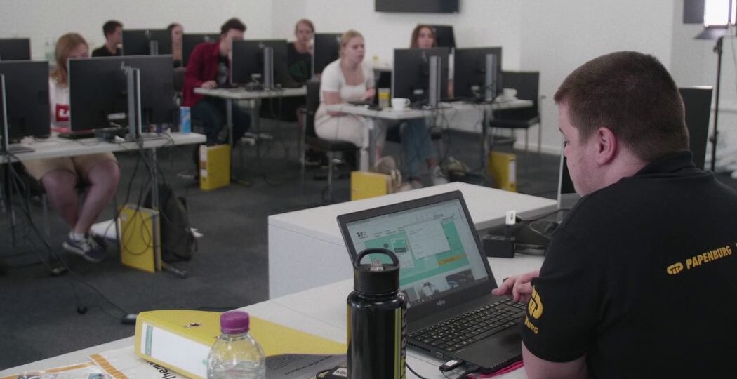 Azubis im DiFü-Seminar der GP Papenburg AG. Im Vordergrund der Ausbilder am Laptop.