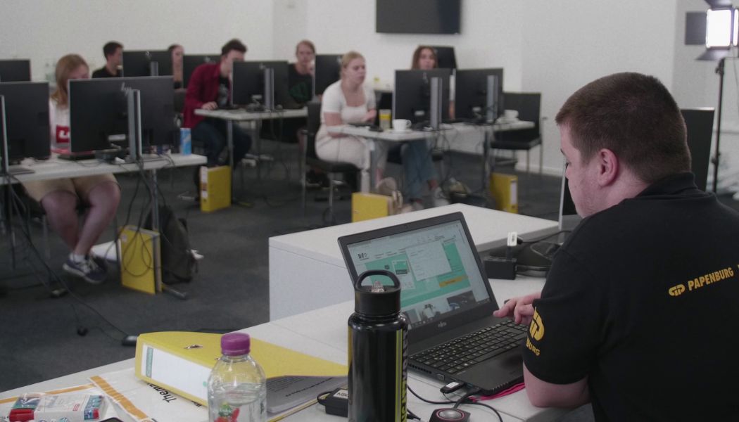 Azubis im DiFü-Seminar der GP Papenburg AG. Im Vordergrund der Ausbilder am Laptop.