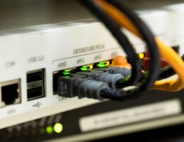 Netzwerkverteiler mit angeschlossenen Gerätekabeln